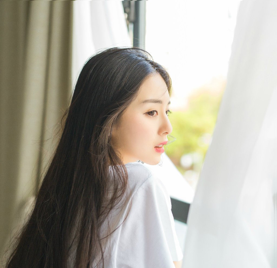 “夫君当以国事为重，妾身怎敢相怪？夫君且先休息，妾身先告退了。”美妇微笑着摇头道。